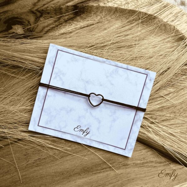 Zsinóros karkötő - szív kontúr medállal